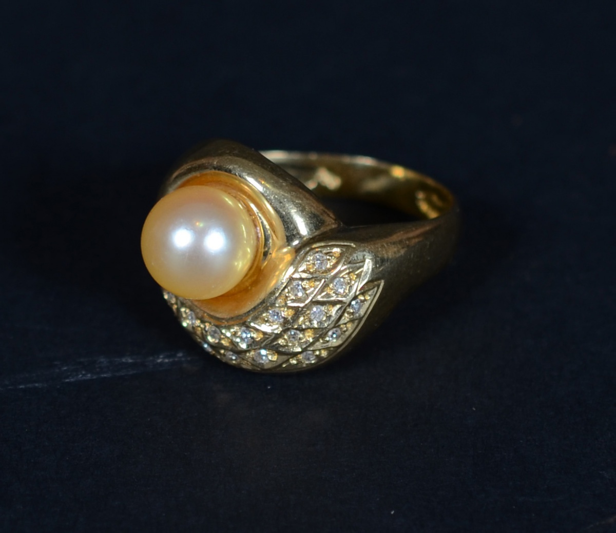 Anel de ouro 18 k com pérola e brilhantes, peso 7,5 g. - foto 1 de 2
