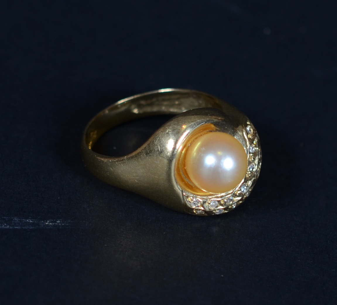 Anel de ouro 18 k com pérola e brilhantes, peso 7,5 g. - foto 2 de 2