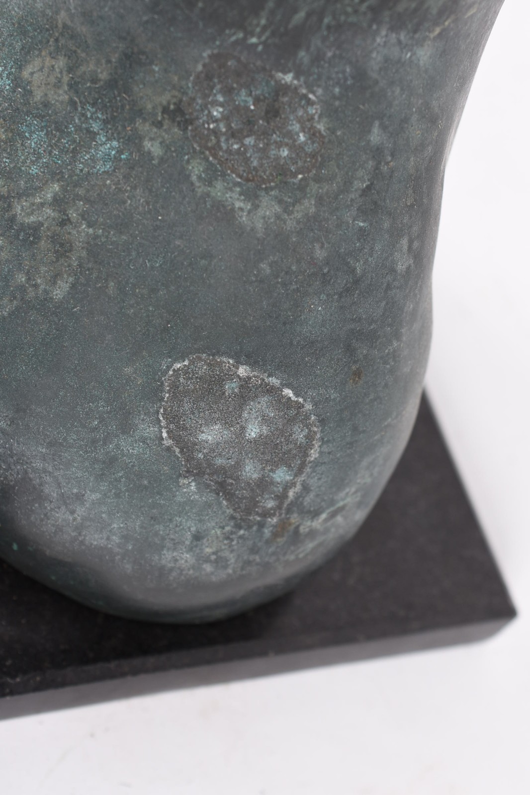 Três esculturas de bronze de artistas variados. O que tem duas... - foto 10 de 11