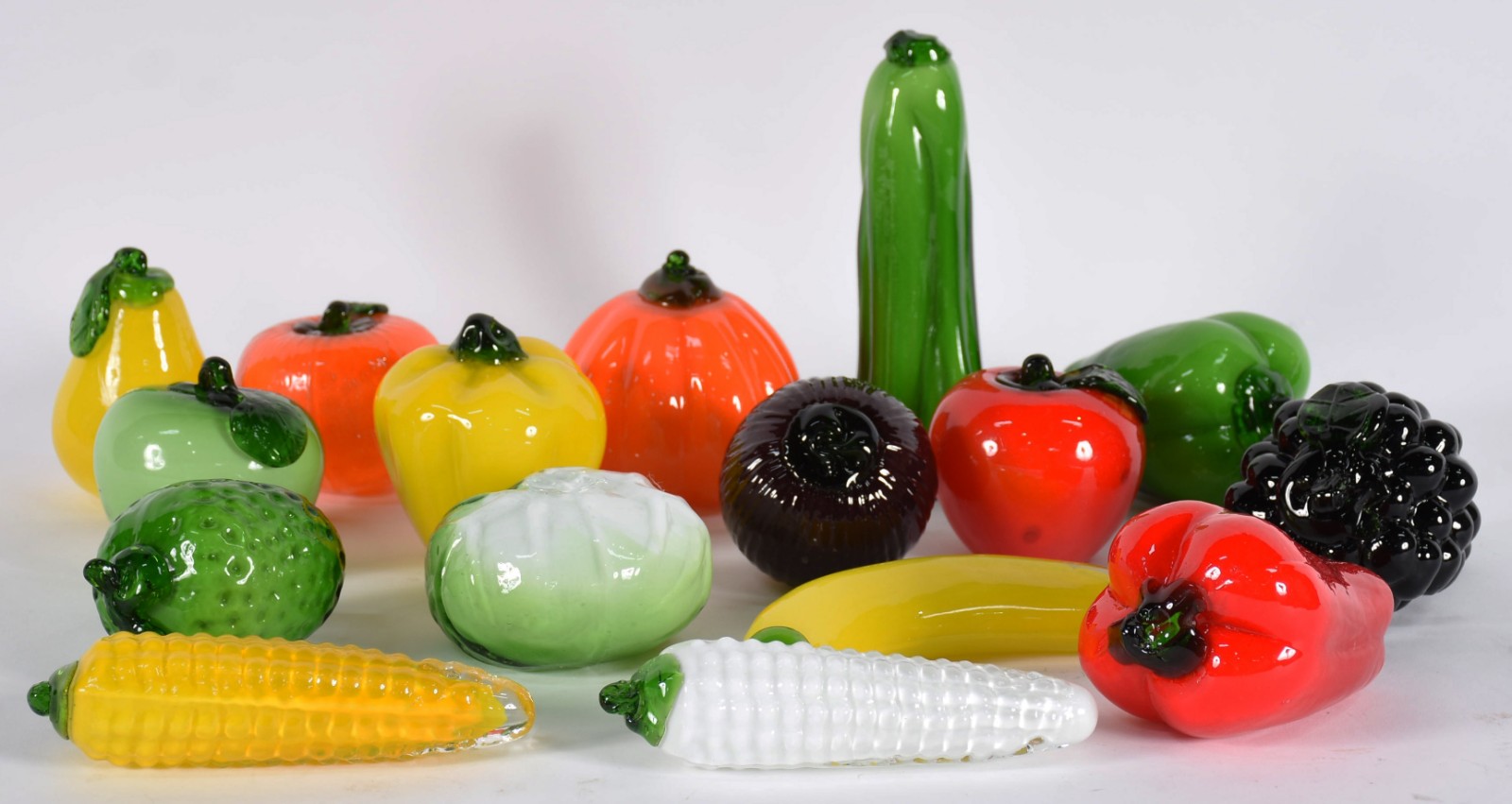 Dezesseis peças de vidro decorativo sendo frutas e legumes. - foto 1 de 3
