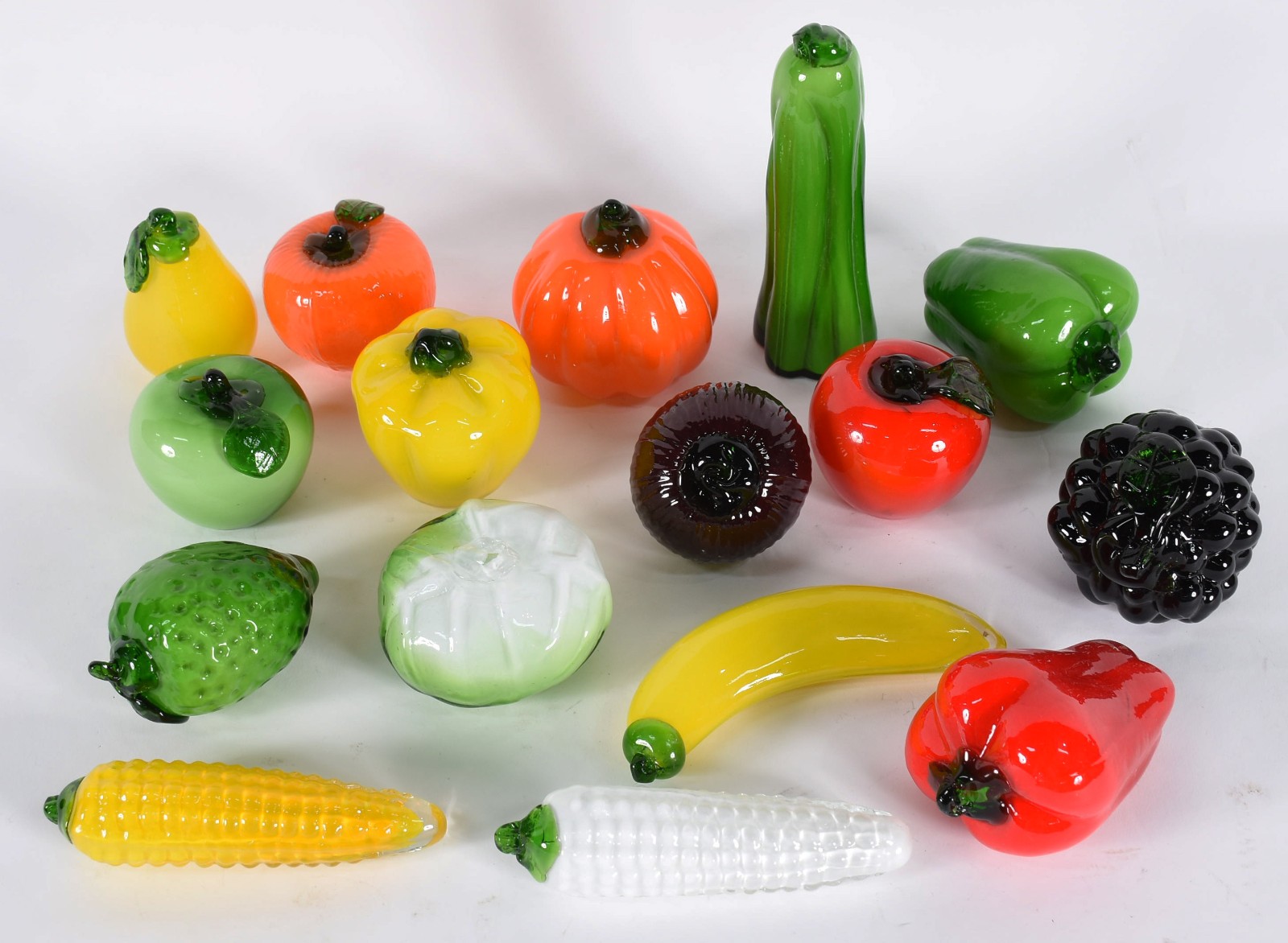 Dezesseis peças de vidro decorativo sendo frutas e legumes. - foto 2 de 3
