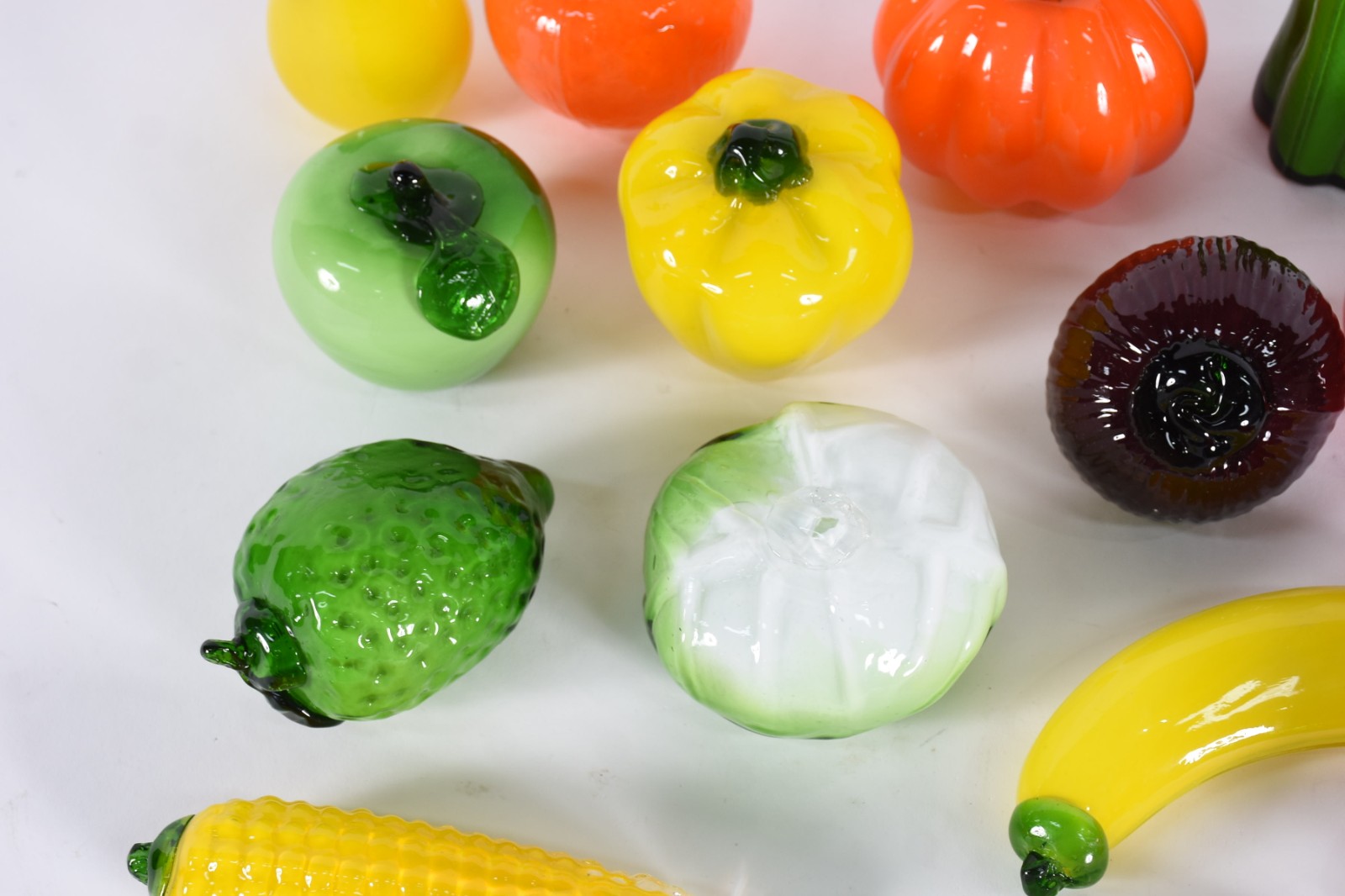 Dezesseis peças de vidro decorativo sendo frutas e legumes. - foto 3 de 3