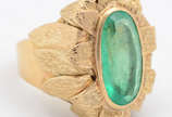 Anel em ouro amarelo com esmeralda lapidação ov... - Anel em ouro amarelo com esmeralda lapidação oval e folhas. Peso total 17,4 g - Aro 16.