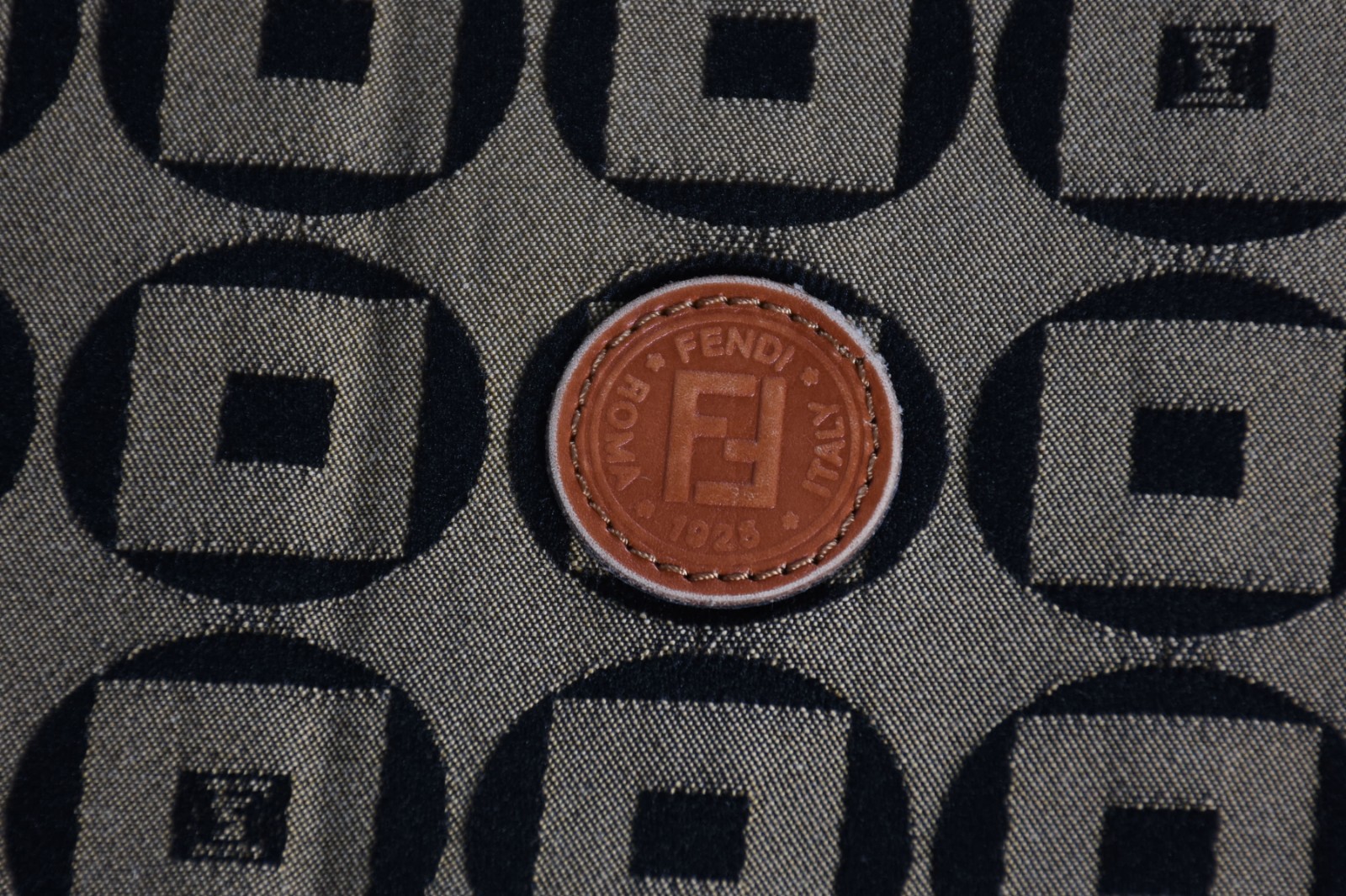 Peça de tecido italiano FENDI - foto 1 de 4