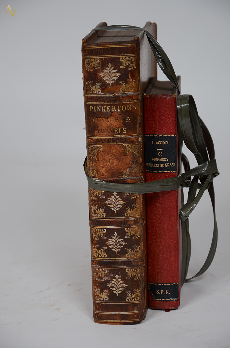 a) Livro: Pinkerton, John. Voyages and Travels... 6a Volume...