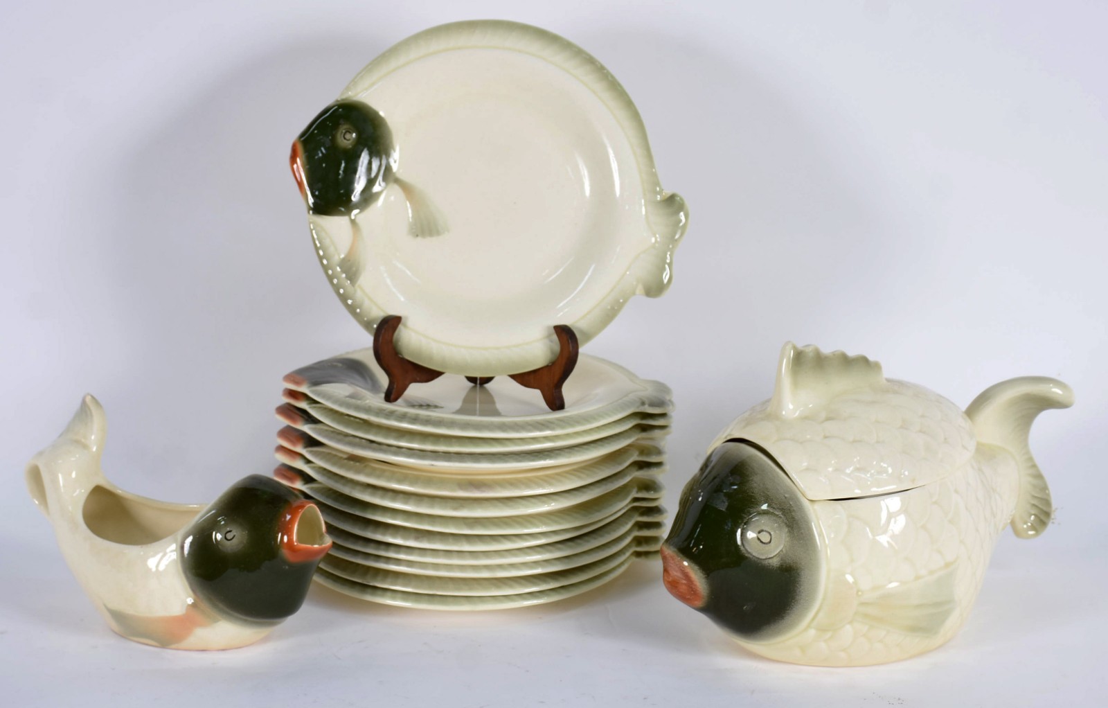 Aparelho de peixe de porcelana Tcheca composto de: 12 pratos rasos... - foto 1 de 4