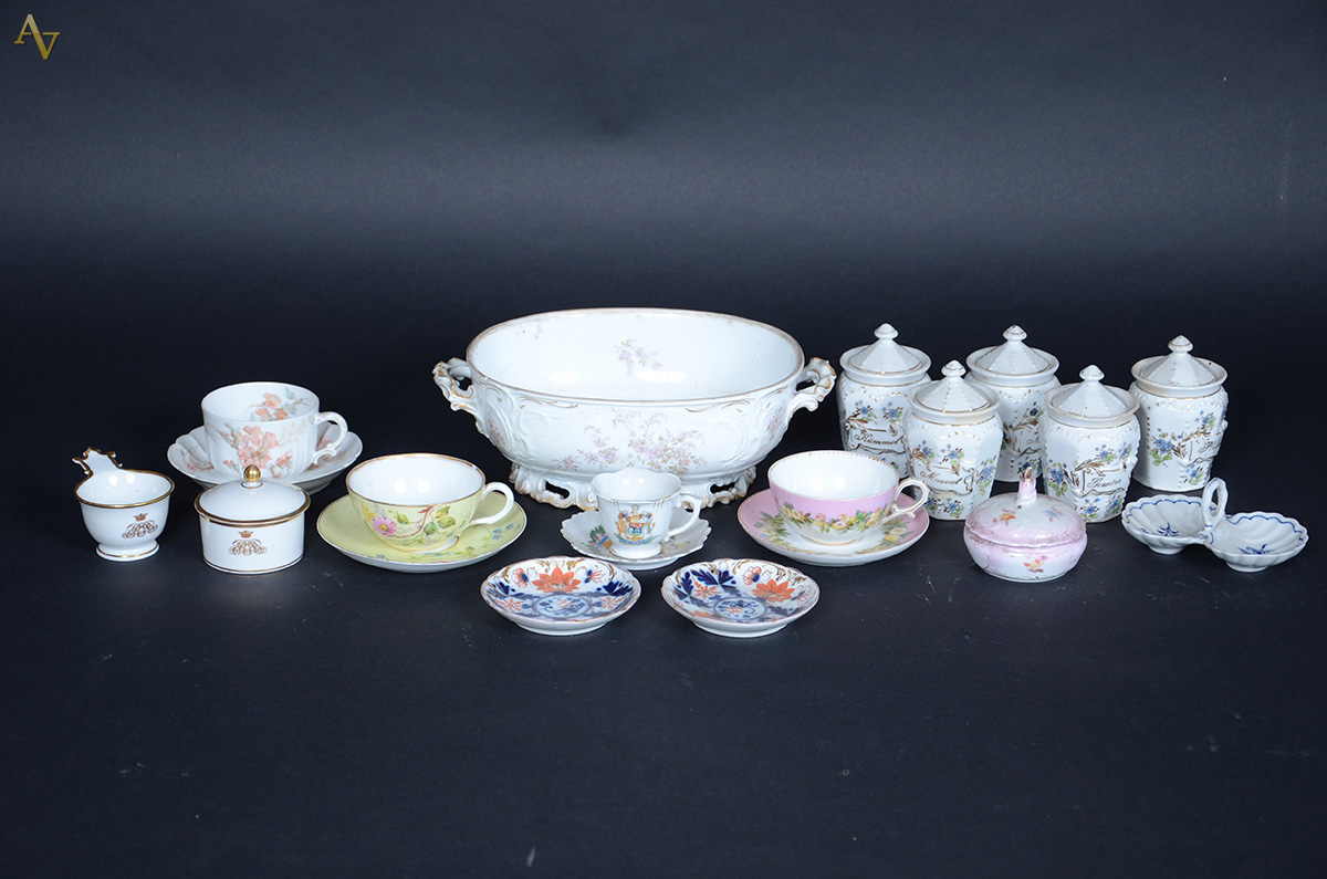 Dezesseis peças diversas de porcelana ( c/ bicados ) (medida do bowl...