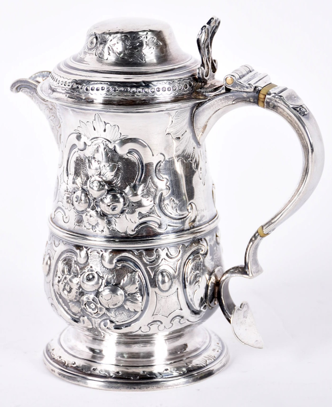 Tankard de prata inglesa contrastada, trabalhado com flores e... - foto 1 de 3