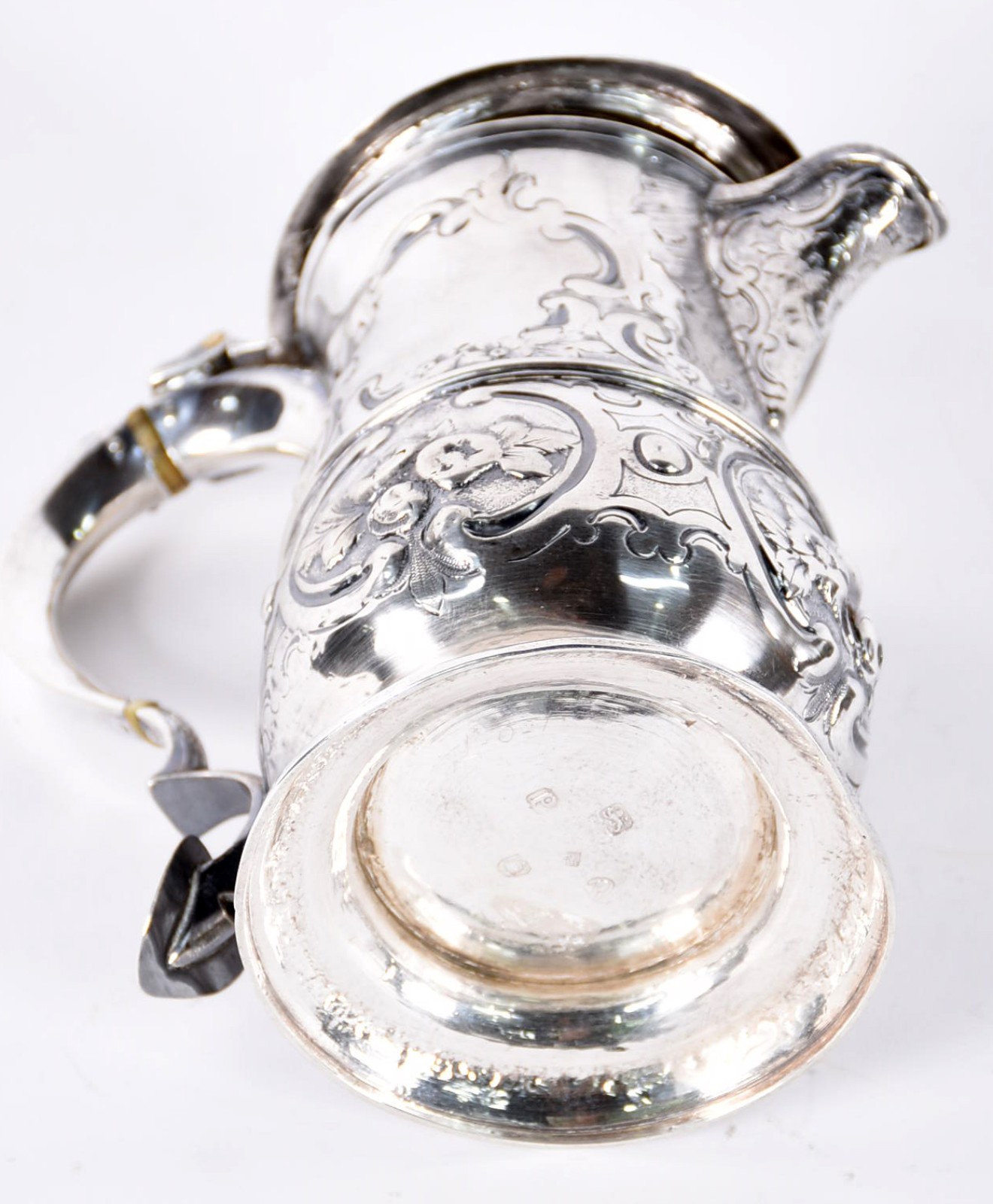 Tankard de prata inglesa contrastada, trabalhado com flores e... - foto 2 de 3
