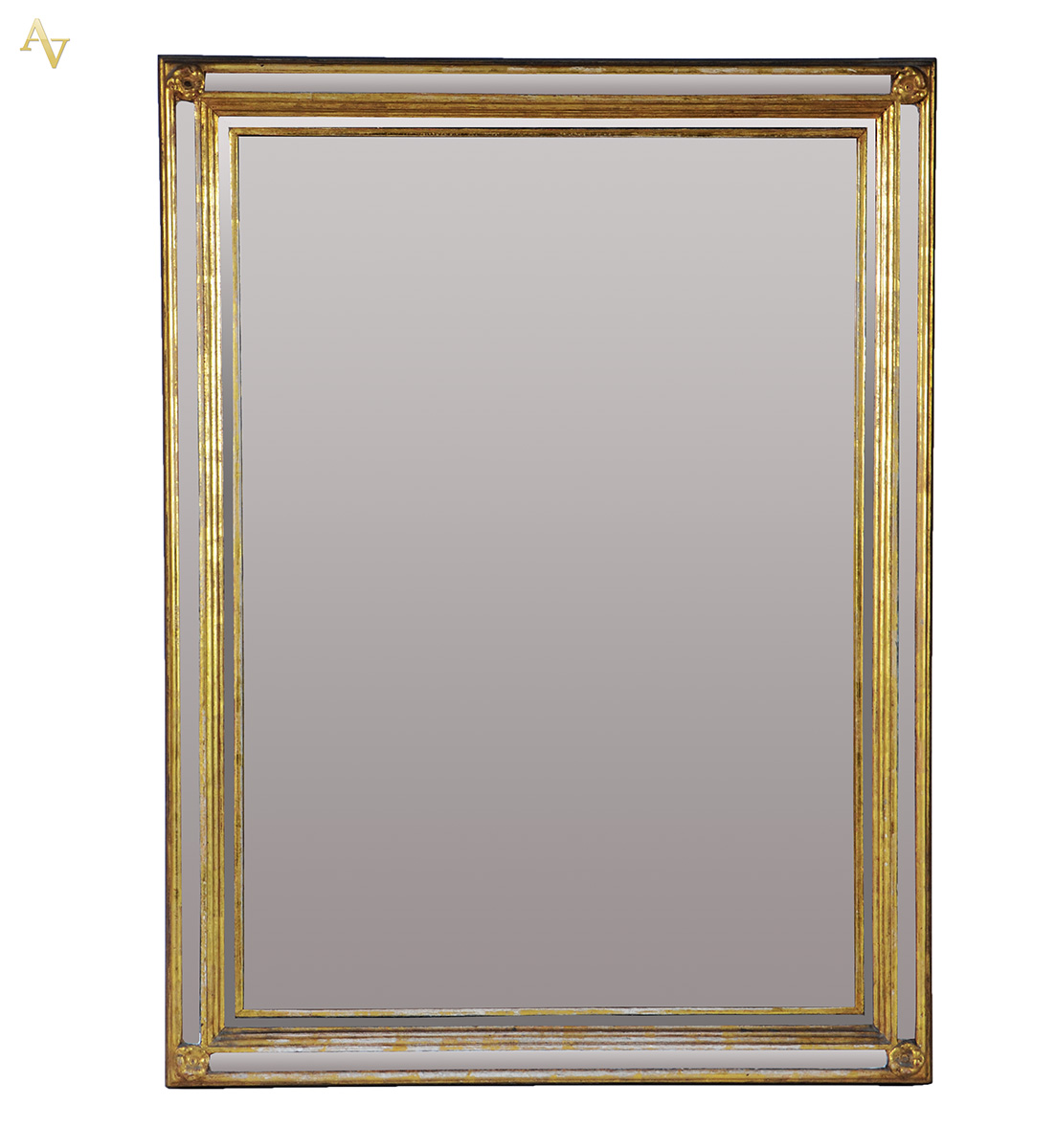 Espelho de cristal com moldura dourada, medida externa 80 x 60 cm.