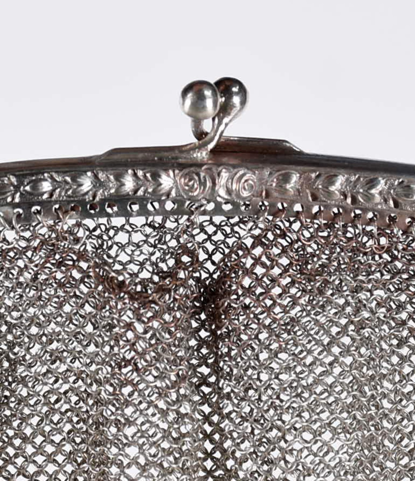 Bolsa em malha de prata. Peso 140 g (Por motivos de seguranças as... - foto 2 de 4