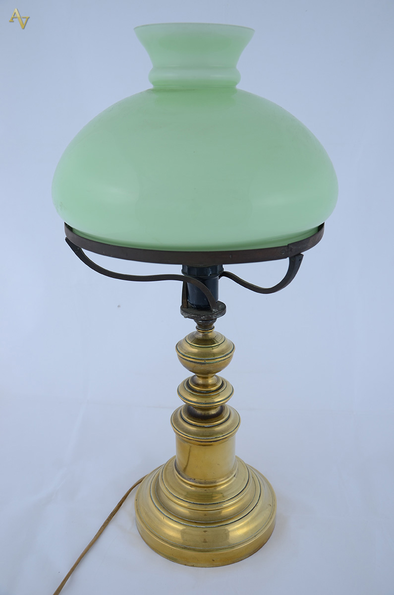 Abajour metal dourado com cúpula de opalina verde, altura total 52...