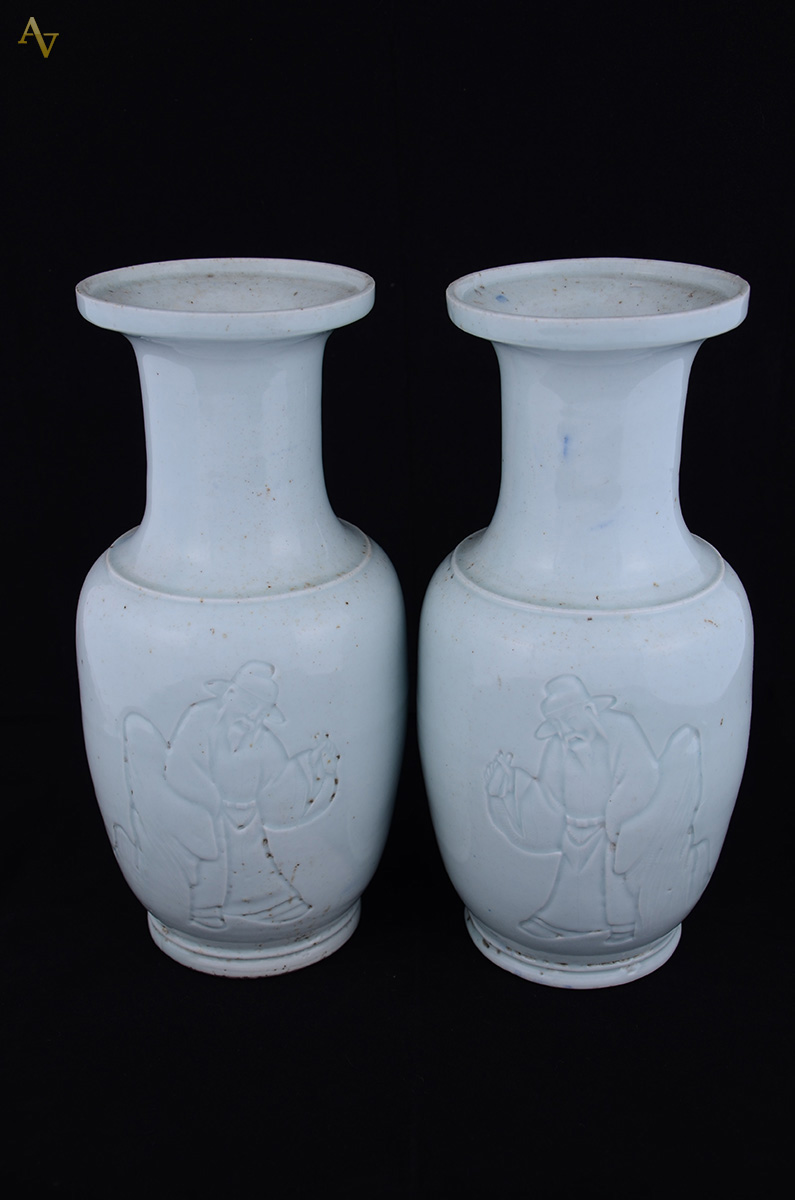 Par de vasos de porcelana chinesa, assinados na base - PK - alturas... - foto 1 de 2