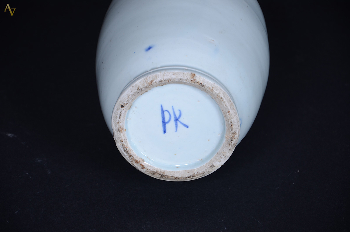 Par de vasos de porcelana chinesa, assinados na base - PK - alturas... - foto 2 de 2