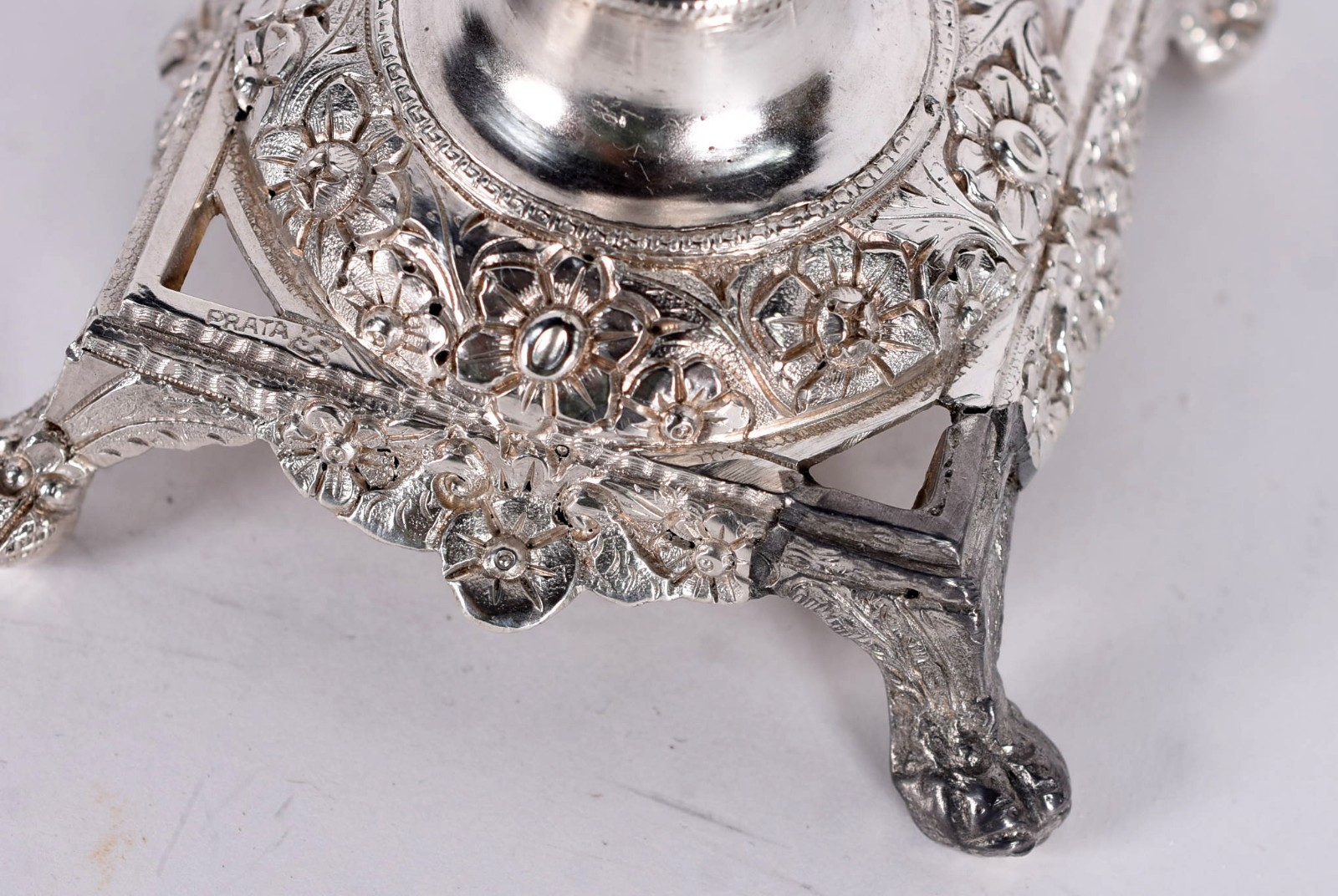 Castiçal de prata de lei, sem contraste, restauro no pé . Peso 230 g... - foto 3 de 4