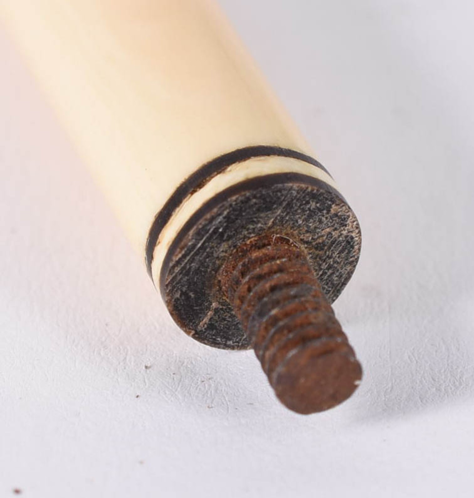 Duas peças de marfim, sendo uma espátula para abrir cartas com... - foto 8 de 8