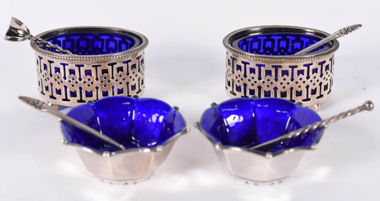 Conjunto com quatro mostardeiras de prata de lei, sendo dois com... - foto 1 de 6