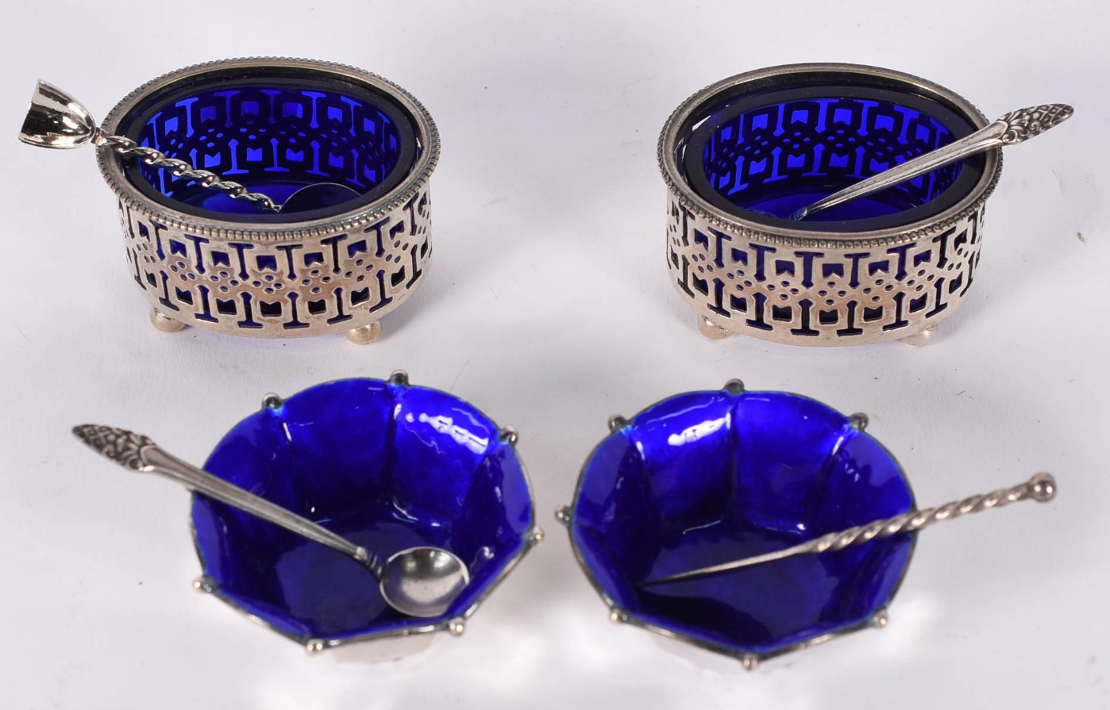 Conjunto com quatro mostardeiras de prata de lei, sendo dois com... - foto 2 de 6