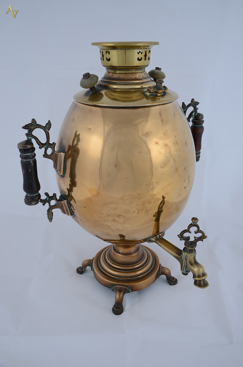Samovar de metal dourado, altura 46 cm.