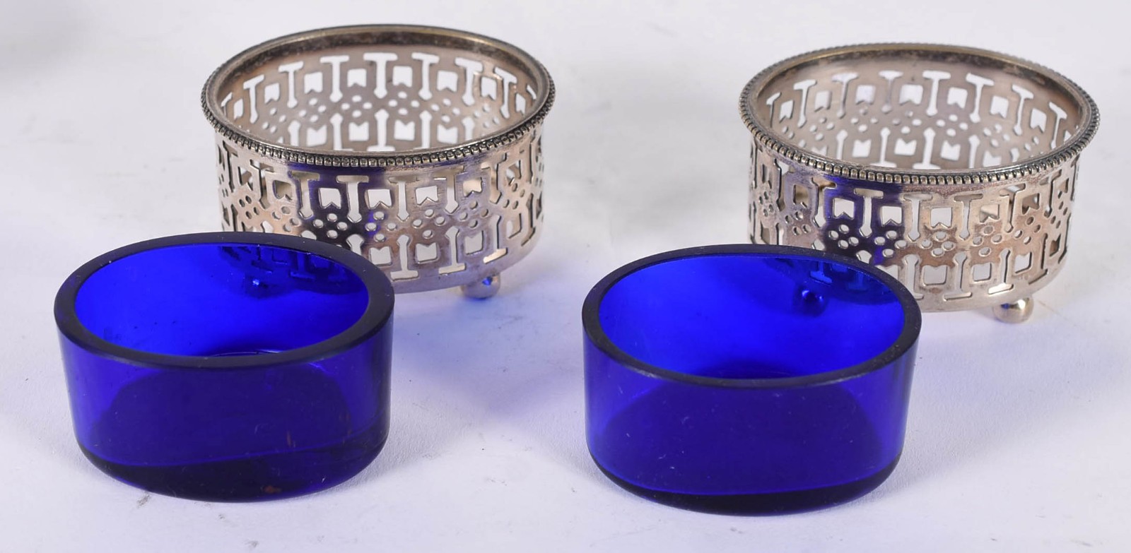 Conjunto com quatro mostardeiras de prata de lei, sendo dois com... - foto 4 de 6