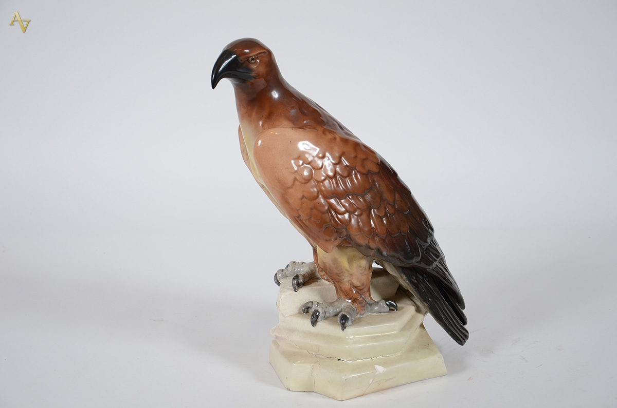 Águia de porcelana policromada , (no estado), altura 41 cm. - foto 1 de 3