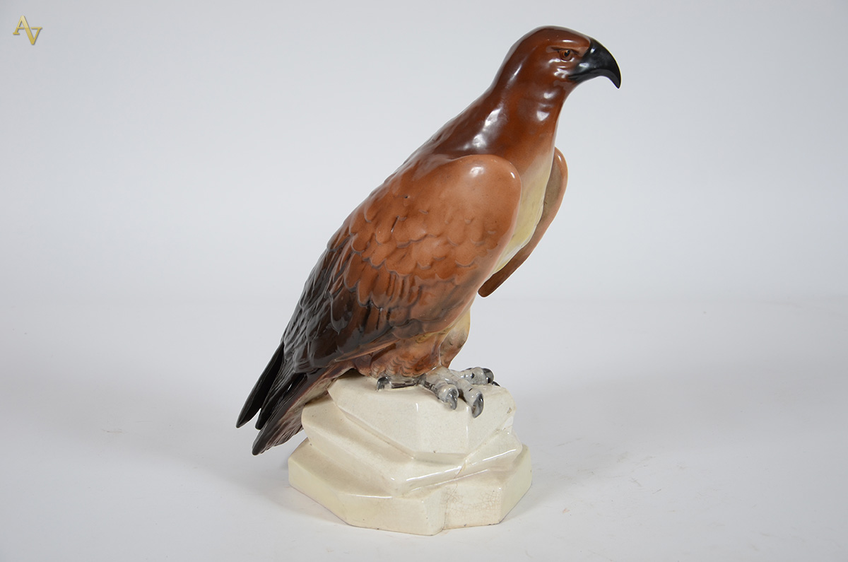 Águia de porcelana policromada , (no estado), altura 41 cm. - foto 2 de 3