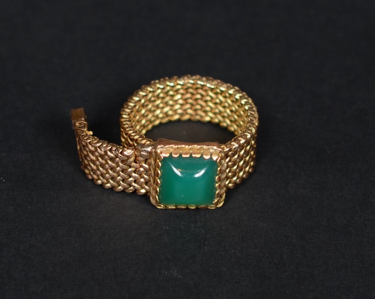Anel de ouro com pedra verde.