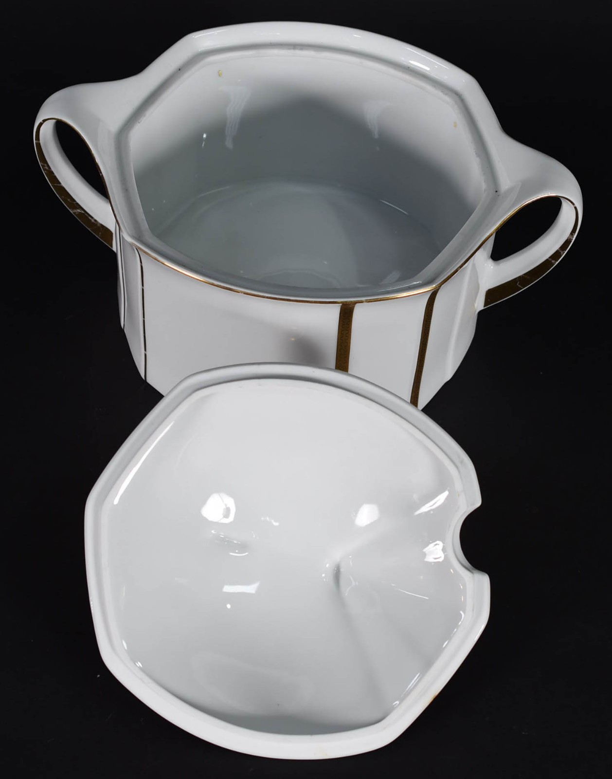 Grande molheira de porcelana Bavaria, branca com frisos dourados. - foto 3 de 5