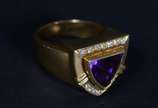 Anel de ouro 18 k com ametista e brilhantes, pe... - Anel de ouro 18 k com ametista e brilhantes, peso 13,5 g.