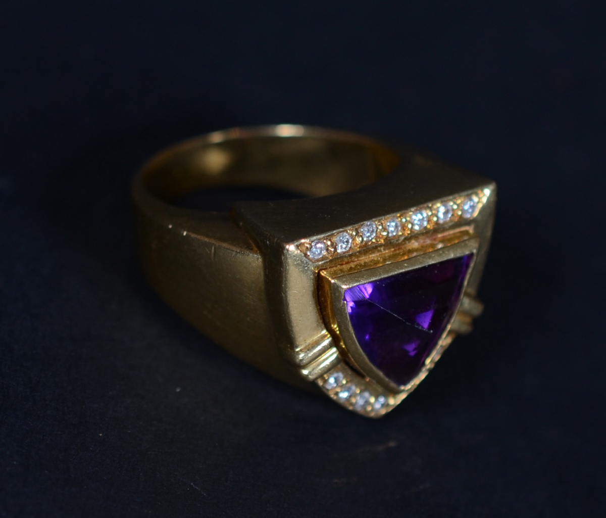 Anel de ouro 18 k com ametista e brilhantes, peso 13,5 g. - foto 1 de 2