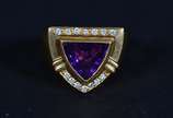 Anel de ouro 18 k com ametista e brilhantes, pe... - Anel de ouro 18 k com ametista e brilhantes, peso 13,5 g.