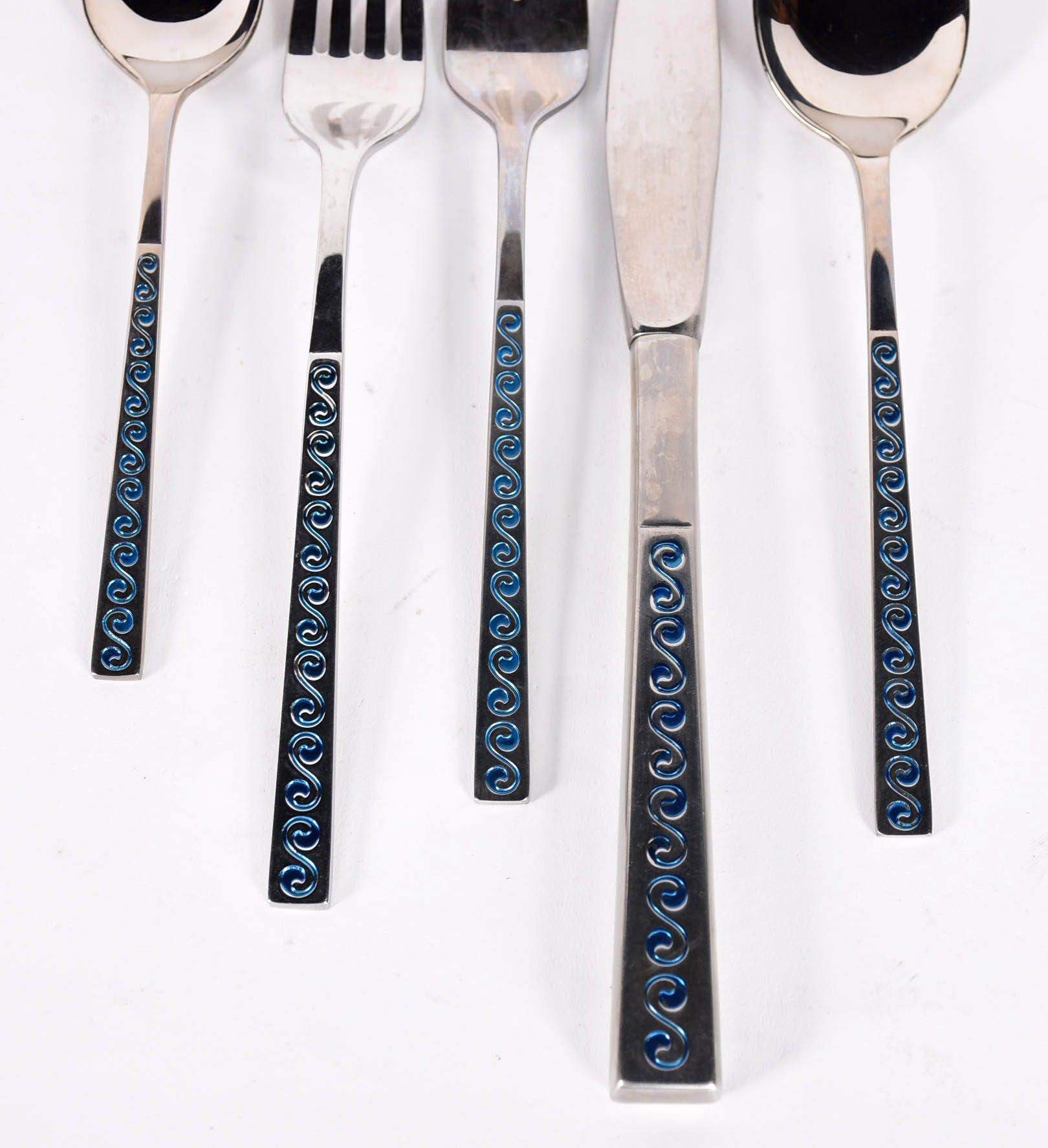 Faqueiro de aço inox com detalhes azuis no cabo composto de: 16... - foto 2 de 4