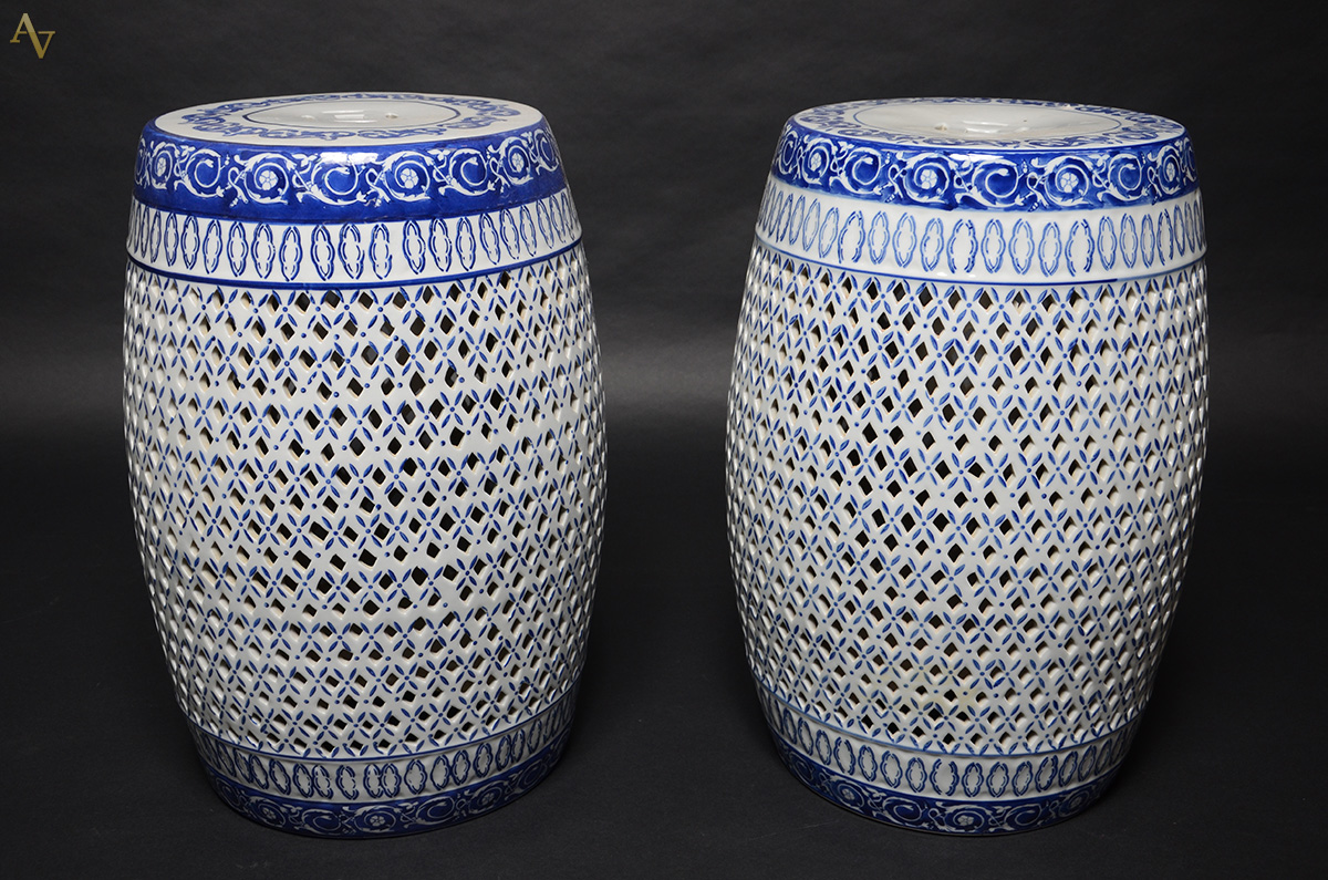 Par de "Seat Garden" de porcelana azul e branca com vazados...