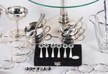 Diversas peças, sendo  13 descasos para panela,... - Diversas peças, sendo  13 descasos para panela, 7 taças de sorvete com colheres; conjunto para vodka e caviar; 6 taças para sorvete baixo com 5 ...