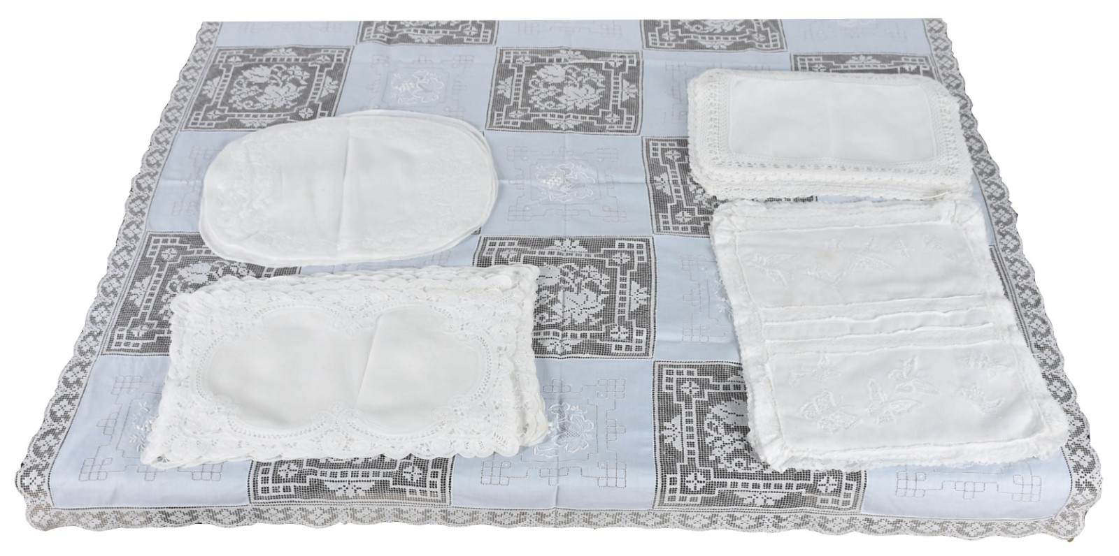 Toalha de mesa na cor azul com renda branca e vários "paninhos" para... - foto 1 de 6