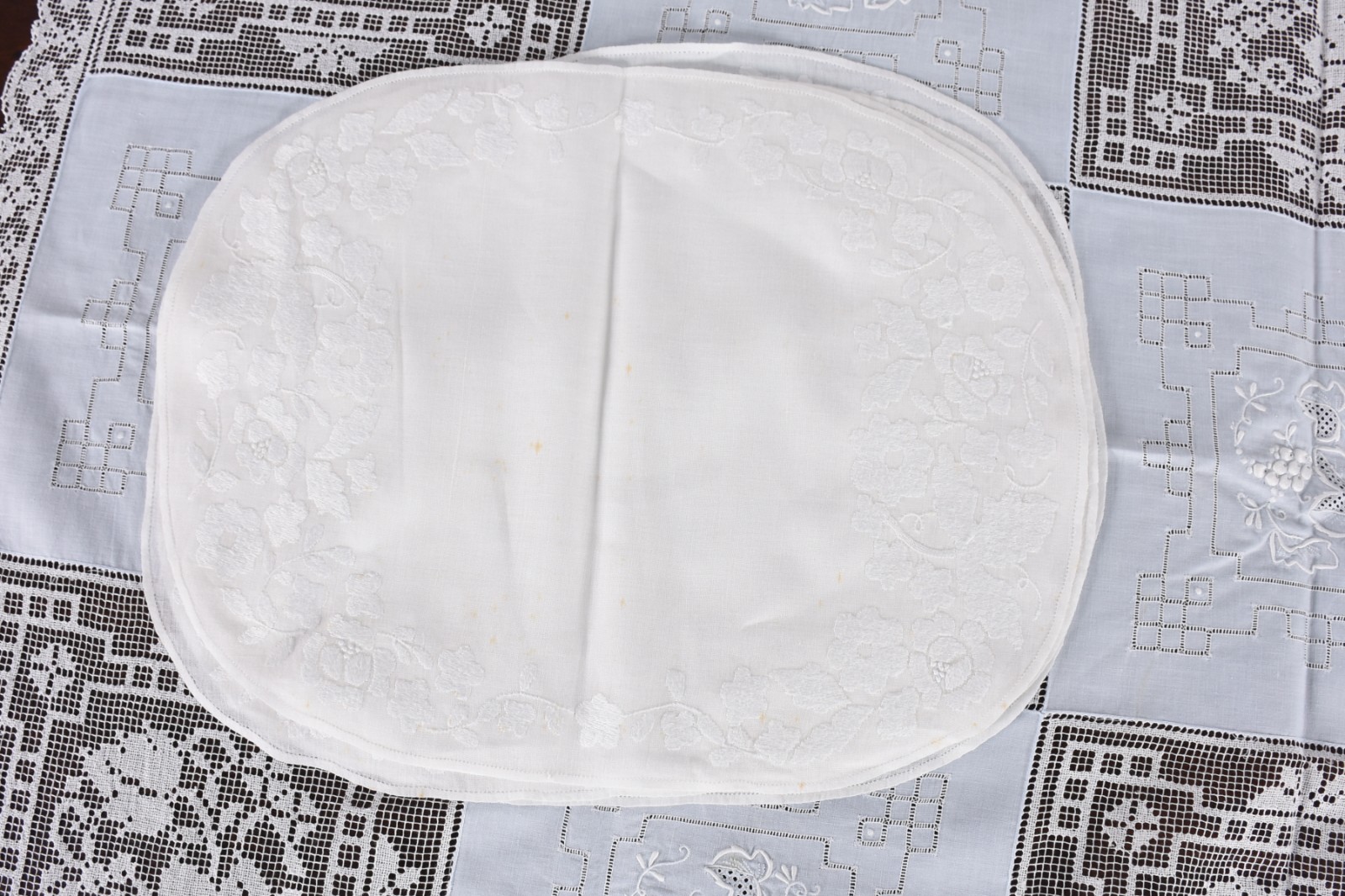 Toalha de mesa na cor azul com renda branca e vários "paninhos" para... - foto 2 de 6