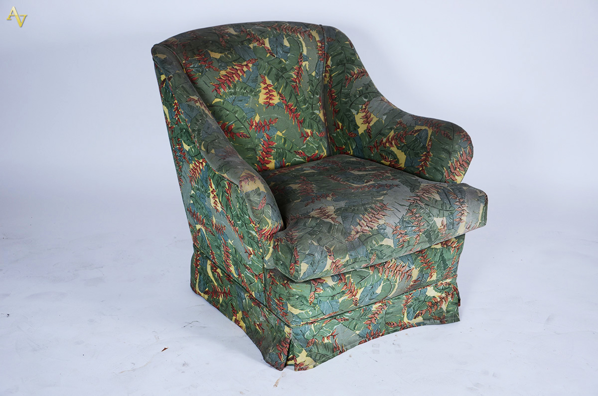 Poltrona estofada e forrada com tecido floral.