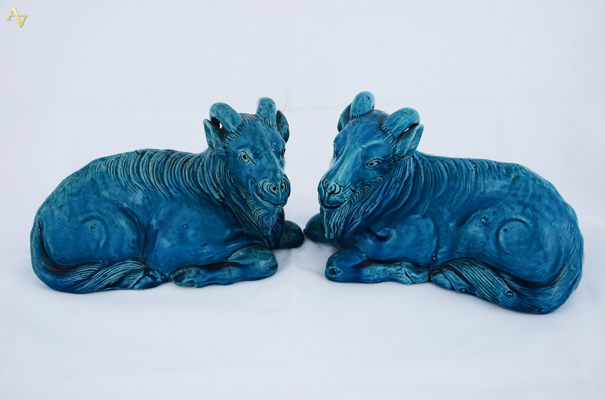 Dois carneiros de porcelana oriental na cor turquesa, altura 14 cm.