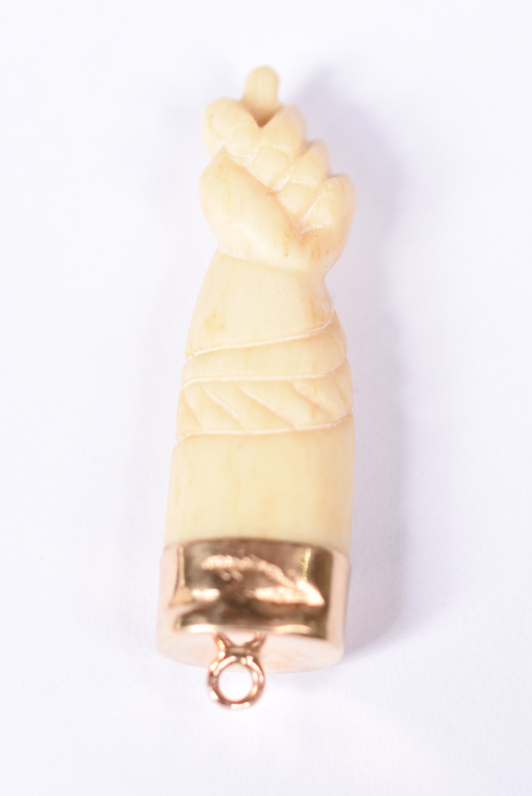 Pingente de ouro amarelo e marfim, feitio figa (Por motivos de... - foto 1 de 3
