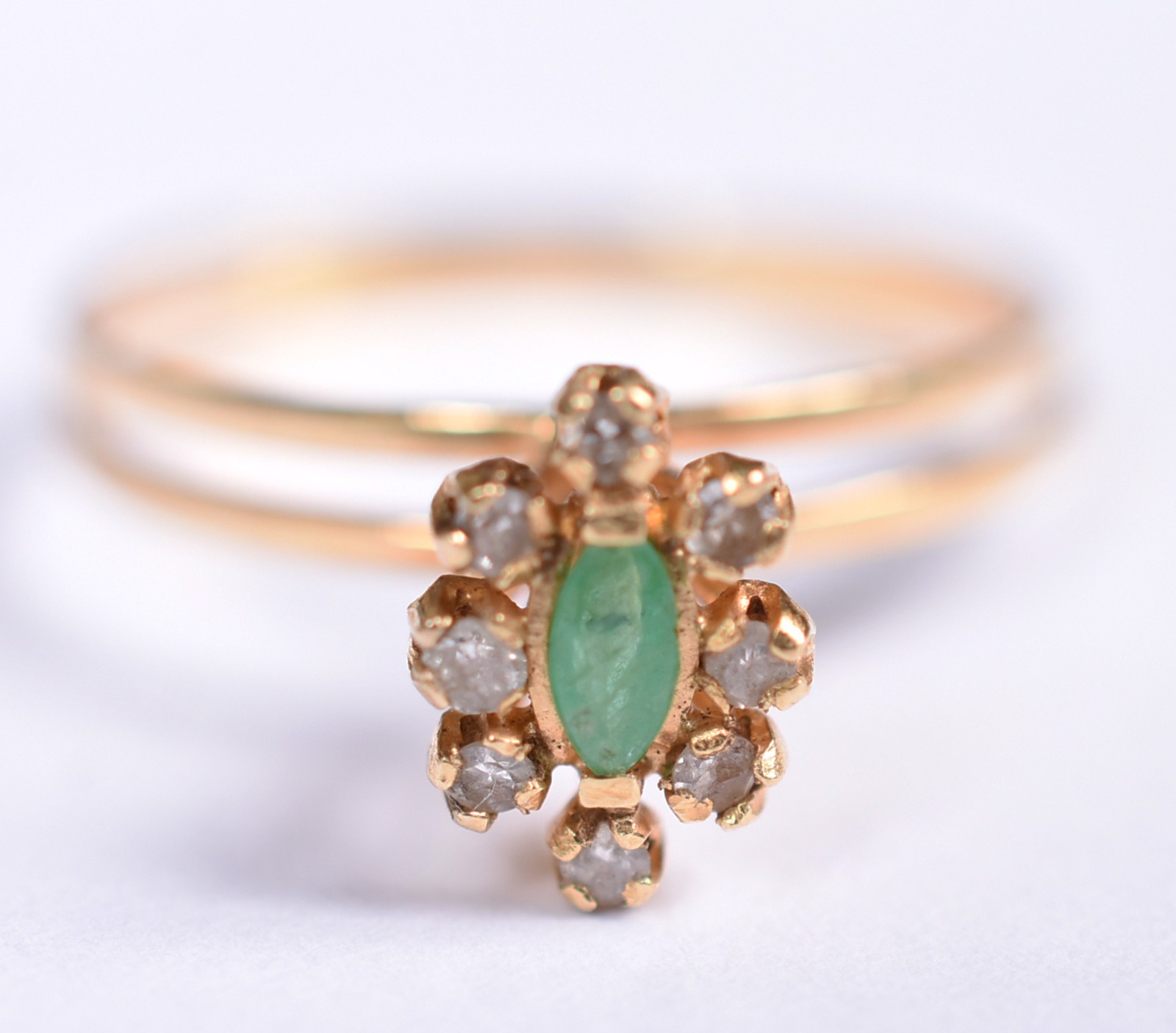 Anel de ouro amarelo 18 k com 9 brilhantes e esmeralda, aro 14 (Por... - foto 1 de 4