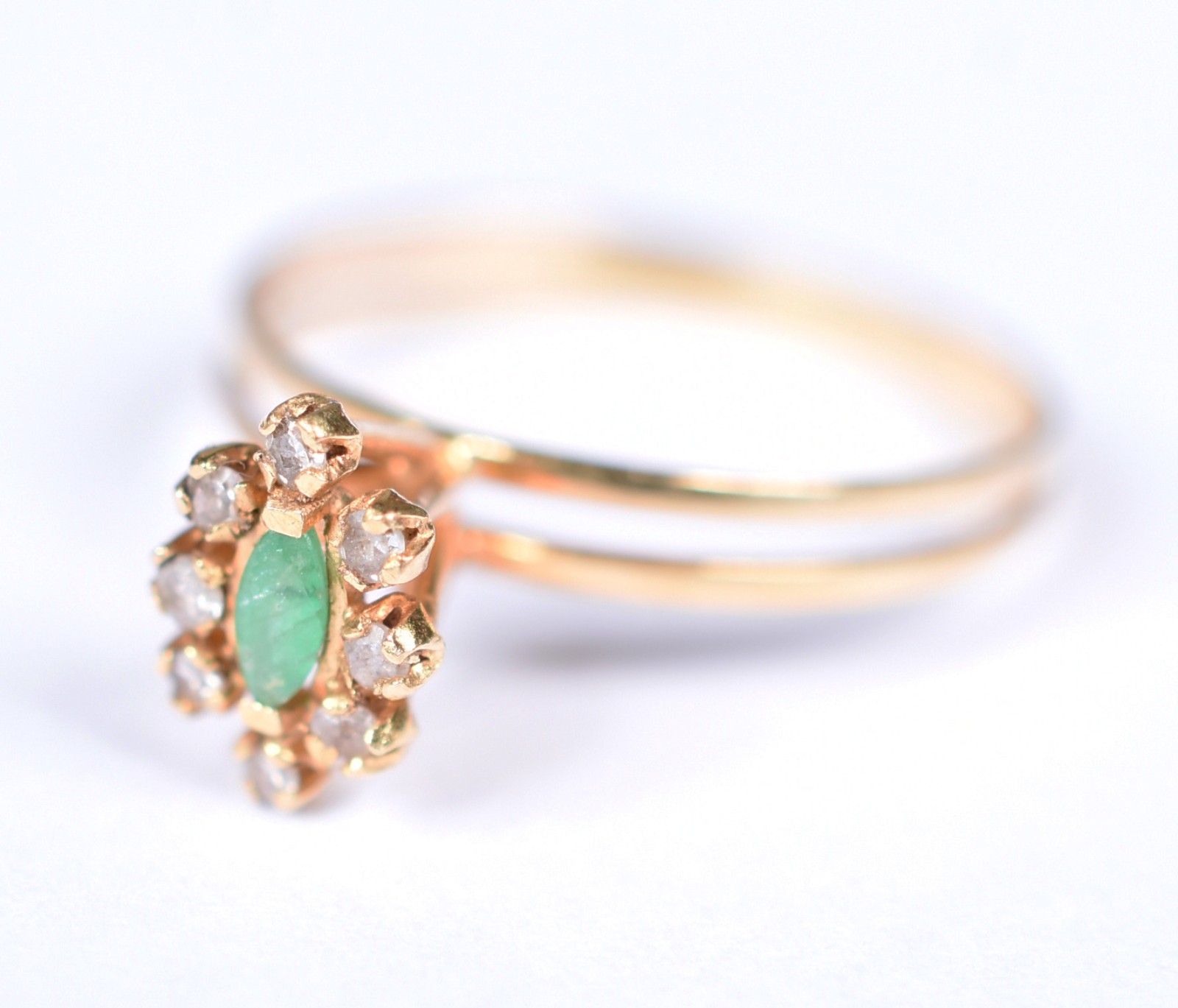 Anel de ouro amarelo 18 k com 9 brilhantes e esmeralda, aro 14 (Por... - foto 2 de 4