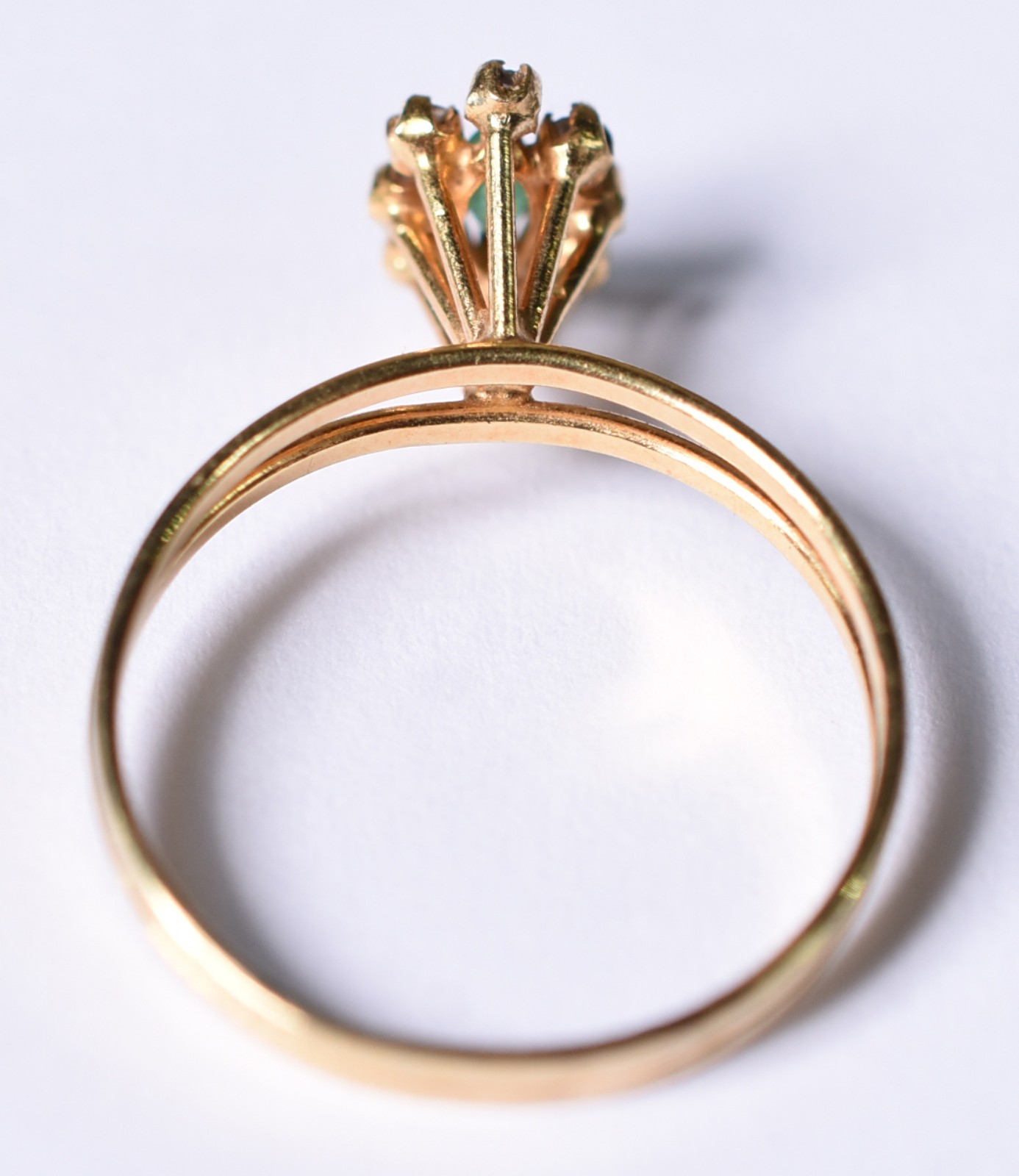 Anel de ouro amarelo 18 k com 9 brilhantes e esmeralda, aro 14 (Por... - foto 4 de 4