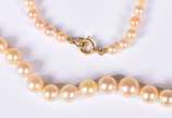 Colar de perolas cultivadas com fecho de ouro (... - Colar de perolas cultivadas com fecho de ouro (Por motivos de segurança a peça não se encontra na loja).