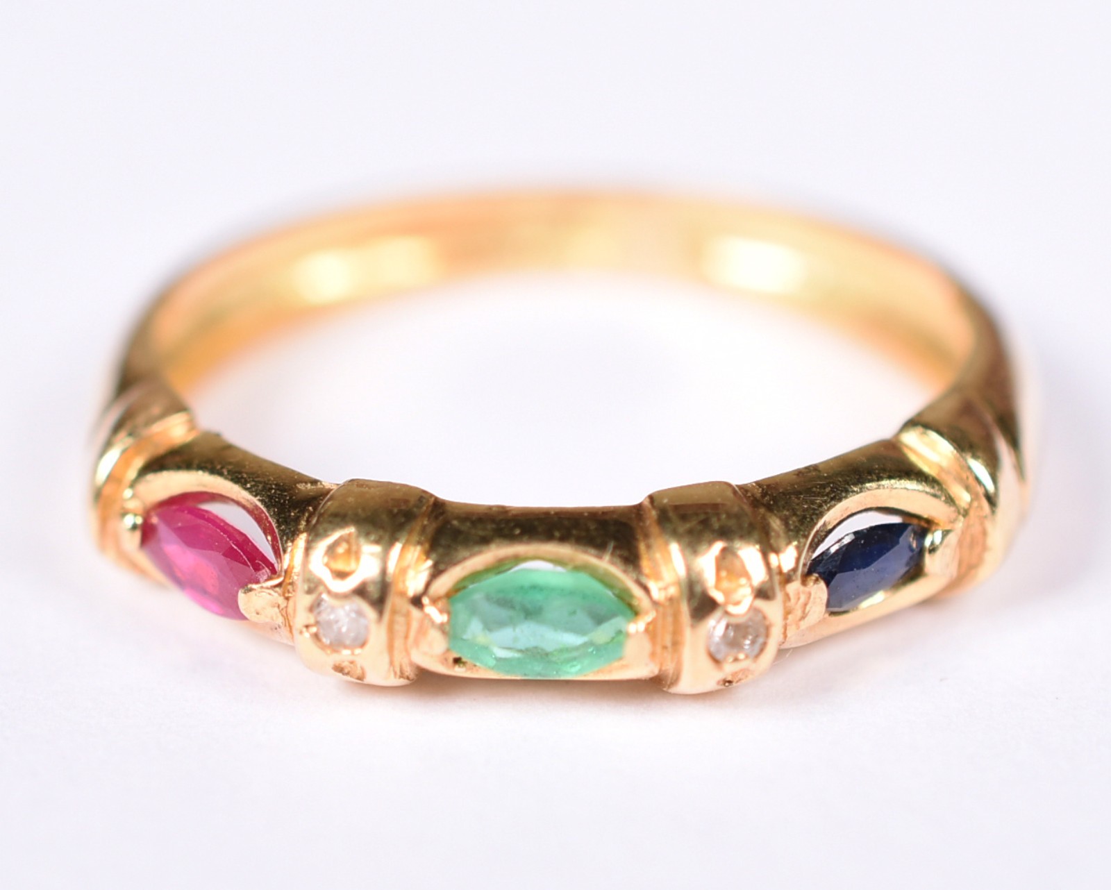 Anel de ouro 18 k, contraste 750 com esmeraldas e safira, aro 14 (Por... - foto 1 de 3