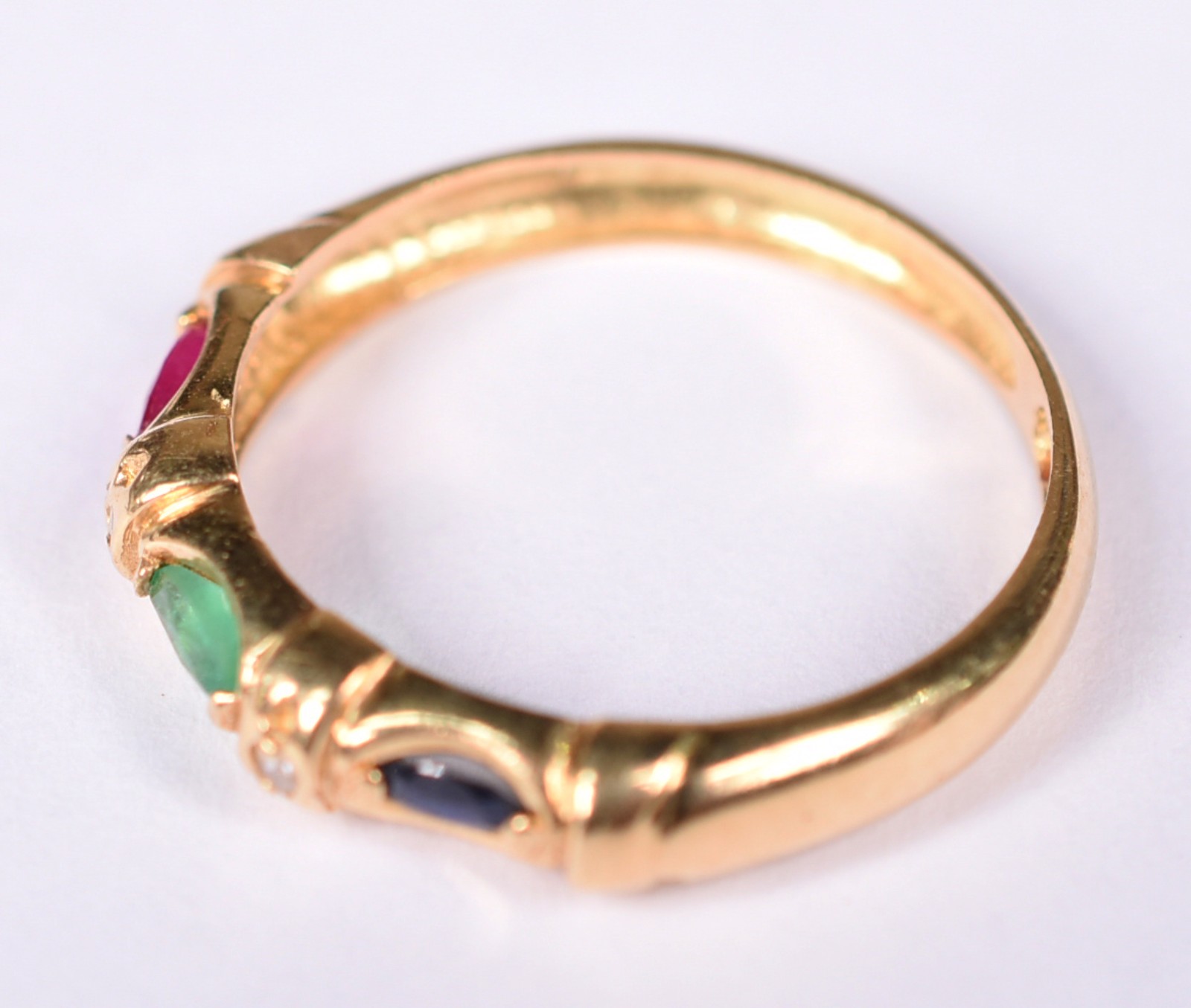 Anel de ouro 18 k, contraste 750 com esmeraldas e safira, aro 14 (Por... - foto 2 de 3