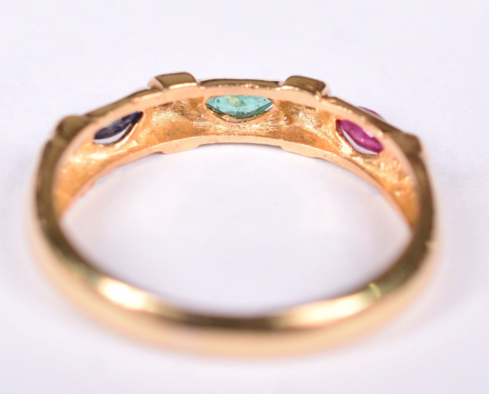 Anel de ouro 18 k, contraste 750 com esmeraldas e safira, aro 14 (Por... - foto 3 de 3