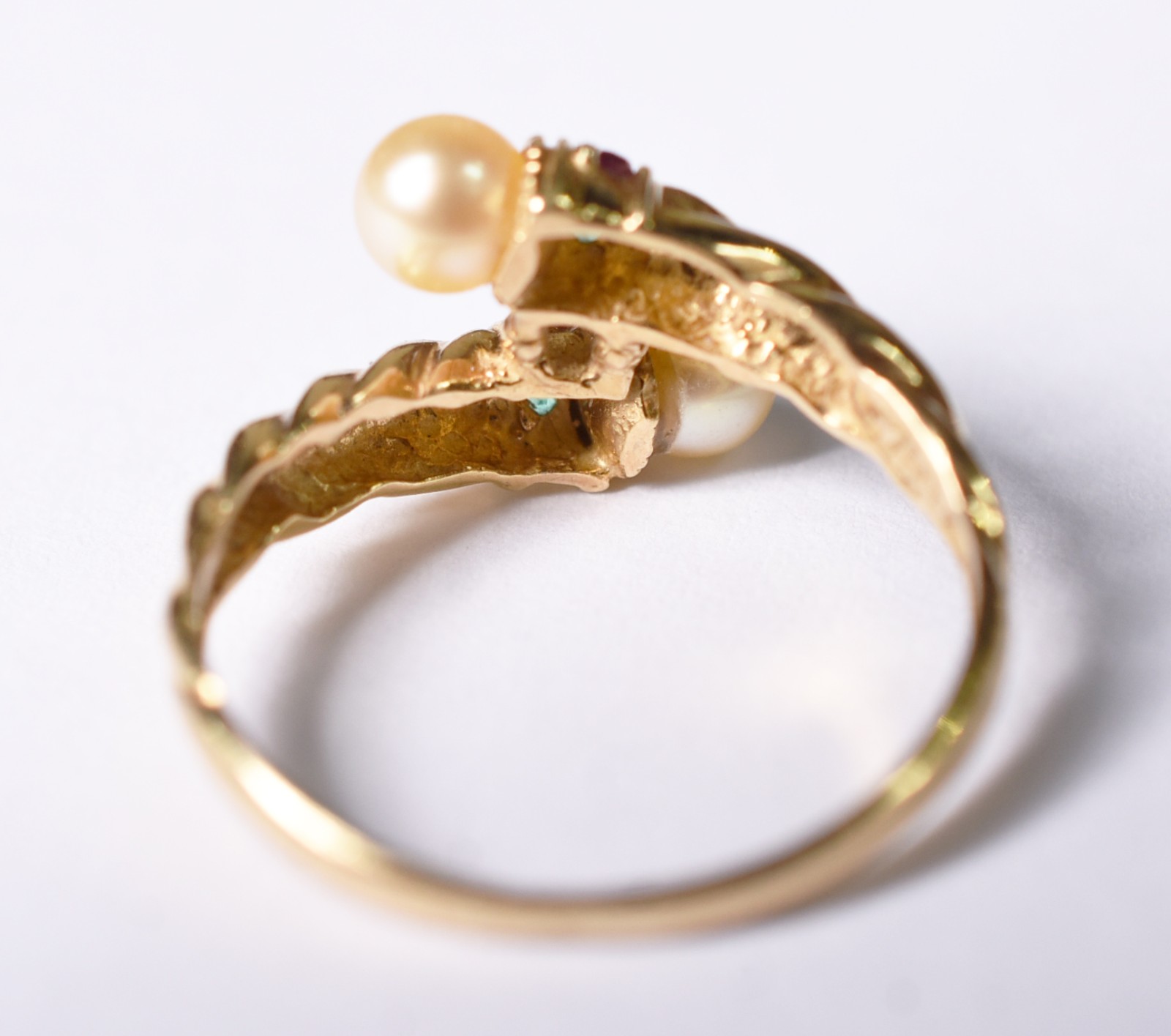 Anel de ouro 18 k, contraste 750 com perolas, esmeraldas e rubis, aro... - foto 4 de 4