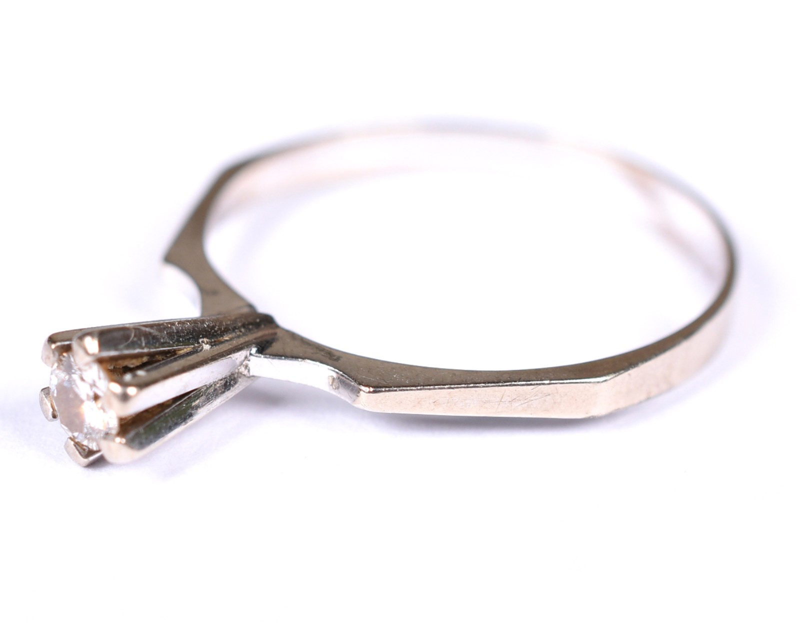 Solitário de ouro branco com um brilhante de aproximadamente 0,15 ct... - foto 1 de 3