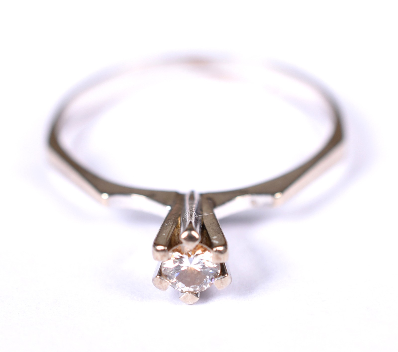 Solitário de ouro branco com um brilhante de aproximadamente 0,15 ct... - foto 2 de 3
