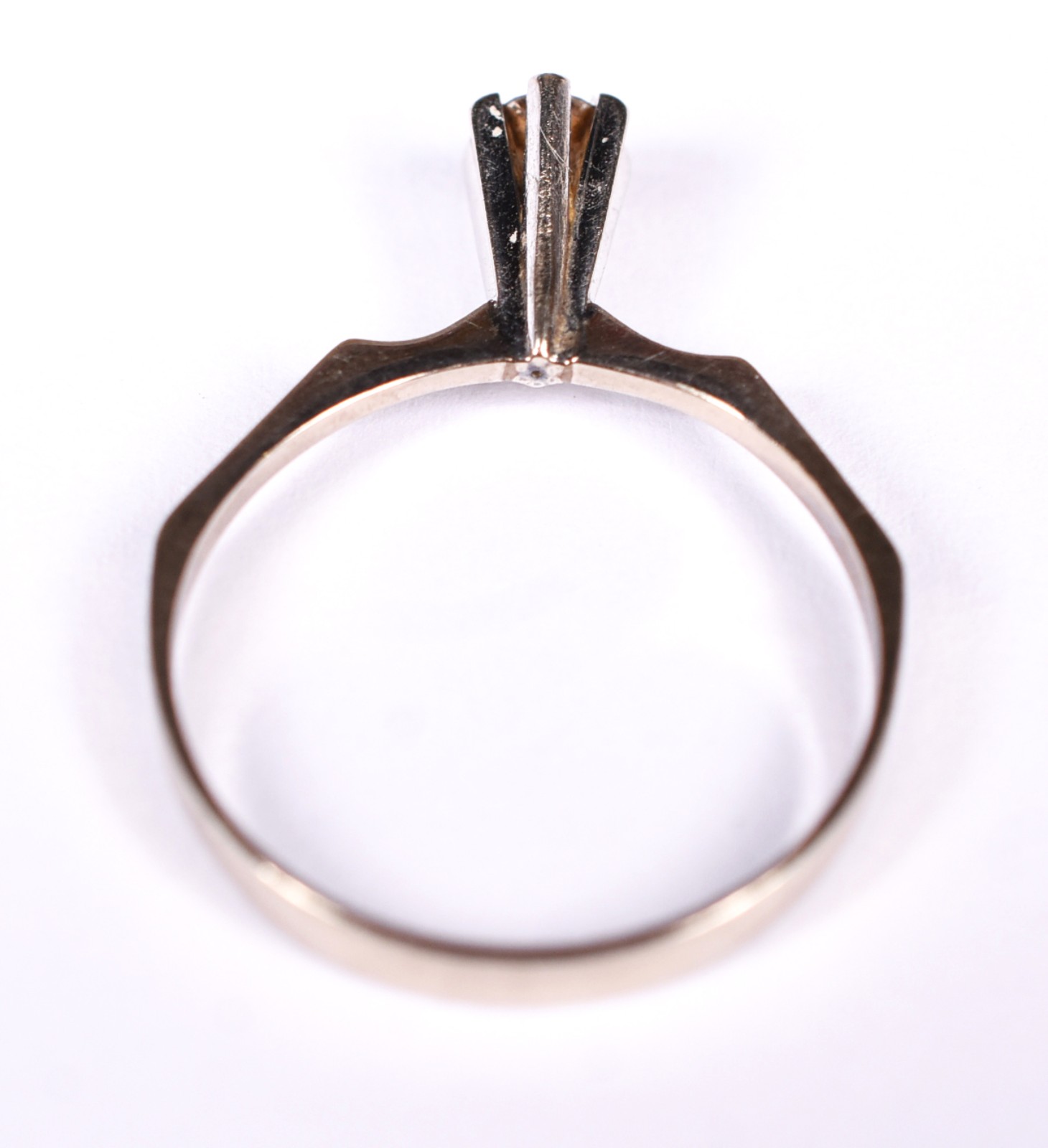 Solitário de ouro branco com um brilhante de aproximadamente 0,15 ct... - foto 3 de 3